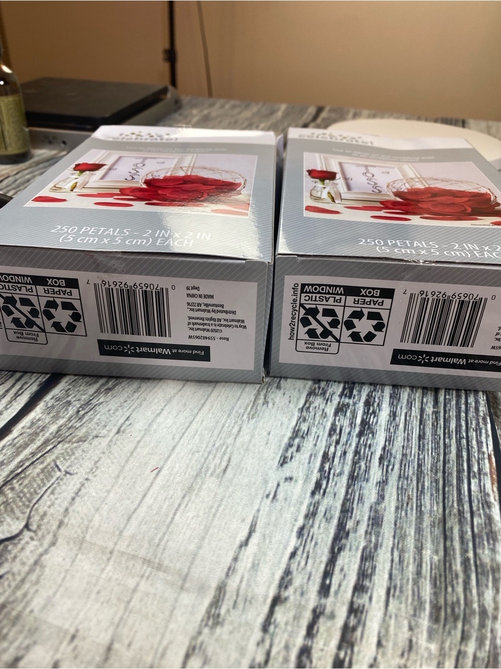 Set of 2 Way to Celebrate Red Fabric Petals Wedding Décor 250 Petals Each NIB - Picture 4 of 5